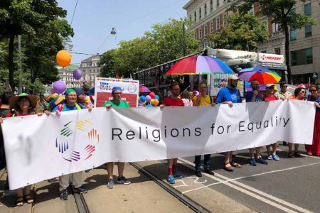 Die Initiative „Religions for Equality“ bei der Regenbogenparade am Samstag. Foto: Martin Vogel