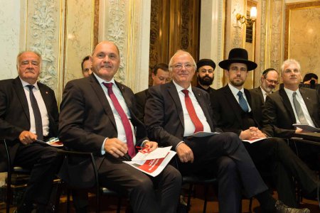   Beim Dialog der Religionen: Im Vordergrund Nationalratspräsident Wolfgang Sobotka, Bischof Michael Bünker, Rabbiner Arie Folger und Landessuperintendent Thomas Hennefeld (v.l.). Foto: Parlamentsdirektion/Thomas Jantzen