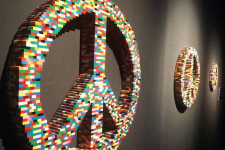 Wie am Frieden gebaut werden kann fragt der Künstler Nathan Sawaya mit seiner Lego-Skulptur - eine Frage, der auch die Diskutanten im Albert-Schweitzer-Haus nachgehen. Foto: pxhere
