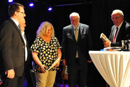Michael Bünker (re) mit seinem neuen Buch, das ihm die Herausgeber Mario Fischer, Karl Schiefermair, Charlotte Matthias und Karl Schwarz (v.l.) überreichten. Foto: epd/Uschmann