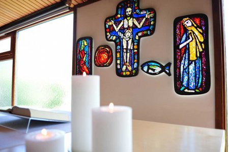 Weil durch die Corona-Epidemie nicht mehr mit der Gemeinde vor Ort in der Kirche gefeiert werden kann, nutzen Pfarrgemeinden verstärkt das Internet. Foto: epd/Uschmann