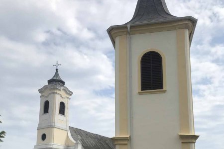 Ein &quot;kleines, selbstbewusstes Zeichen genau gegenüber der katholischen Ortskirche&quot; - der Glockenturm von Walbersdorf, hier im Vordergrund. Foto: privat
