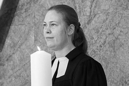 „Vor allem verlieren wir eine Frau, die durch ihren Humor und ihre Natürlichkeit vielen von uns nicht nur eine loyale Kollegin sondern eine Freundin geworden ist&quot;, sagte der niederösterreichische Superintendent Lars Müller-Marienburg zum Tod von Angelika 