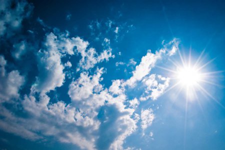 &quot;Der Himmel ist kein Ort, sondern ein Bild für die Gemeinschaft mit Gott. Und der Platz „zur Rechten des Vaters“ ist ein Bild dafür, dass Jesus nach Tod und Auferweckung ganz und gar bei Gott ist und Teil hat an der Herrlichkeit Gottes.&quot; Foto: pixabay