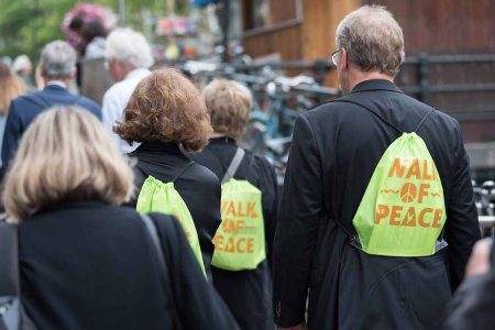 Am Bodensee beraten TeilnehmerInnen aus rund 100 Ländern über Fragen wie Krieg, Hunger oder Umweltschutz. Foto: Albin Hillert/WCC