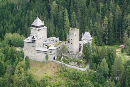 Viele Besitzer kamen und gingen - seit 70 Jahren ist Burg Finstegrün Heimstätte der Evangelischen Jugend. Foto: Burg Finstergrün