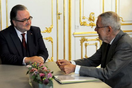 Klimawandel, Karfreitag und Kritik an der Abschiebepraxis von Lehrlingen: zentrale Themen beim Antrittsbesuch des neuen Bischofs Michael Chalupka bei Bundespräsident Alexander Van der Bellen. Foto: epd/ M. Uschmann