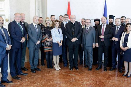   Bundeskanzlerin Bierlein mit den Spitzen der Kirchen und Religionsgemeinschaften. Seitens der Evangelischen Kirchen nahmen Bischof Michael Chalupka, Oberkirchenrätin Ingrid Bachler, LSI Thomas Hennefeld und Sup. Stefan Schröckenfuchs teil. Foto: BKA/And