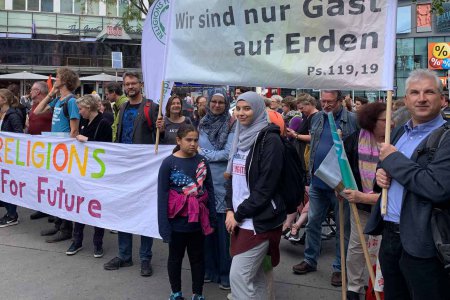 Kirchen und Religionsgemeinschaft zeigten sich mit den Anliegen der „Fridays For Future“-Bewegung solidarisch und beteiligten sich an den Protesten. Im Bild etwa der Vorsitzende des Ökumenischen Rates der Kirchen in Österreich, Landessuperintendent Thomas