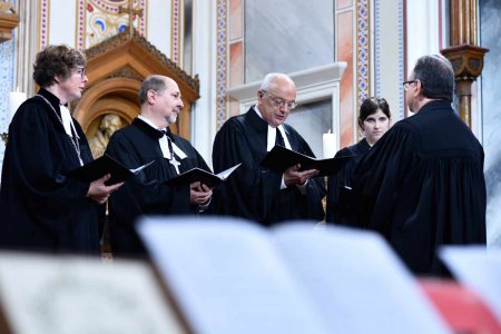 Bei der Amtseinführung (v.l.): Beate Hoffmann, Bischöfin der Evangelischen Kirche von Kurhessen-Waldeck, der oberösterreichische Superintendent Gerold Lehner, Altbischof Michael Bünker, Pfarrerin Helene Lechner und Bischof Michael Chalupka. Foto: Simon Ra
