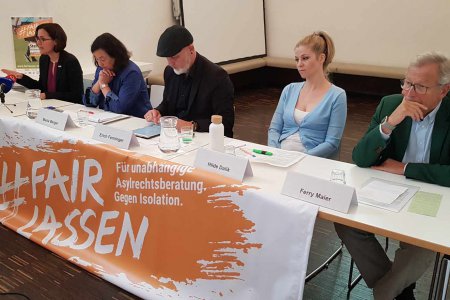 Sprachen stellvertretend für über 25 beteiligte NGOs: Diakonie-Direktorin Maria Katharina Moser, die frühere Justizministerin Maria Berger, Volkshilfe-Geschäftsführer Erich Fenninger, Schauspielerin Hilde Dalik und Ferry Maier, Mitinitiator von Menschen.W