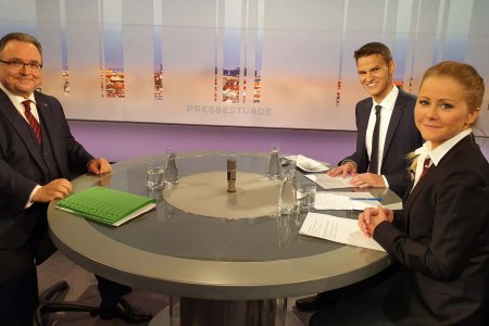 Bischof Michael Chalupka in der Pressestunde mit Matthias Westhoff und Johanna Hager (v.l.). Foto: epd/T. Dasek