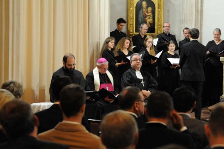 Feierten mit den Parlamentariern in der Hofburgkapelle: der orthodoxe Pater Athanasius Buk, der römisch-katholische Militärbischof Werner Freistetter und der evangelische Bischof Michael Chalupka (v.l.). Foto: epd/Uschmann