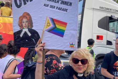 Applaus und viele &quot;Daumen hoch&quot; ernteten die Evangelischen - darunter auch Pfarrer*innen - auf der Regenbogenparade. Foto: J. Fessler