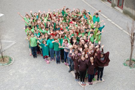 Gemeinsam bilden die Schüler einen Apfelbaum nach.