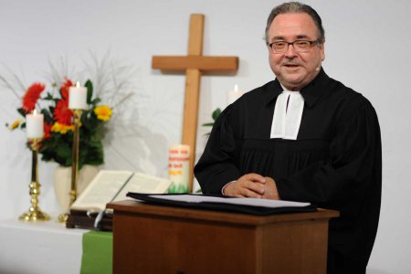 „Wir überlassen die Zukunft nicht der Furcht und Verzweiflung“, schreibt Bischof Michael Chalupka an die Mitglieder der Evangelischen Kirche A.B. in Österreich. Foto: epd/Uschmann „Wir überlassen die Zukunft nicht der Furcht und Verzweiflung“, schreibt Bischof Michael Chalupka an die Mitglieder der Evangelischen Kirche A.B. in Österreich. Foto: epd/Uschmann