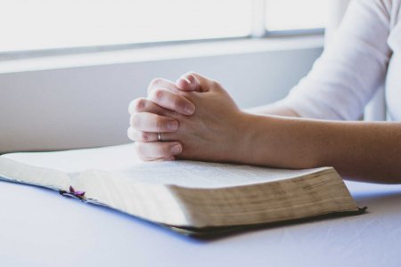 „Wir sind vereint im Gebet und in der Sorge – und auch in der Zusage Gottes, den Menschen beizustehen“, sagt Bischof Michael Chalupka. Foto: pixabay „Wir sind vereint im Gebet und in der Sorge – und auch in der Zusage Gottes, den Menschen beizustehen“, sagt Bischof Michael Chalupka. Foto: pixabay