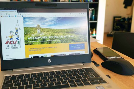 Mit seiner eigenen Homepage will der Tiroler Religionslehrer Joe Karner rund 90 Schülerinnen und Schüler an über 40 Schulen erreichen. Foto: epd/Windisch Mit seiner eigenen Homepage will der Tiroler Religionslehrer Joe Karner rund 90 Schülerinnen und Schüler an über 40 Schulen erreichen. Foto: epd/Windisch