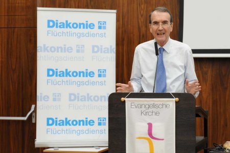 Erfreut, dass Gottesdienste wieder möglich werden, zeigt sich Synodenpräsident Peter Krömer. Außerdem brauche es Regeln für seelsorgerliche Besuche. In Pfarrgemeinden mit Angestellten herrsche Verärgerung, weil die staatliche Kurzarbeitsbeihilfe nicht in Erfreut, dass Gottesdienste wieder möglich werden, zeigt sich Synodenpräsident Peter Krömer. Außerdem brauche es Regeln für seelsorgerliche Besuche. In Pfarrgemeinden mit Angestellten herrsche Verärgerung, weil die staatliche Kurzarbeitsbeihilfe nicht in