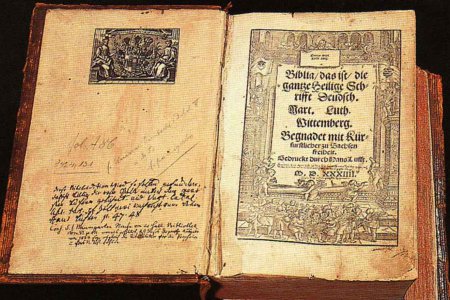 "Es berührt mich, gerade in einer Zeit eine Bibel geschenkt zu bekommen, in der sich die Bedeutung des Wortes ganz besonders zeigt." Foto: wikimedia/Torsten Schleese "Es berührt mich, gerade in einer Zeit eine Bibel geschenkt zu bekommen, in der sich die Bedeutung des Wortes ganz besonders zeigt." Foto: wikimedia/Torsten Schleese