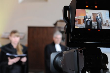 Feierten gemeinsam in der Wiener Zwinglikirche und mit den Zusehern zuhause: Pfarrerin Réka Juhász und Landessuperintendent Thomas Hennefeld. Foto: epd/Uschmann