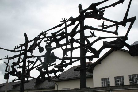 Die Österreicher Jura Soyfer und Herbert Zipper schufen im Konzentrationslager das &quot;Dachaulied&quot;. Im Bild ein Denkmal an der heutigen Gedenkstätte. Foto: wikimedia/Andrew Bossi/cc by sa 2.5