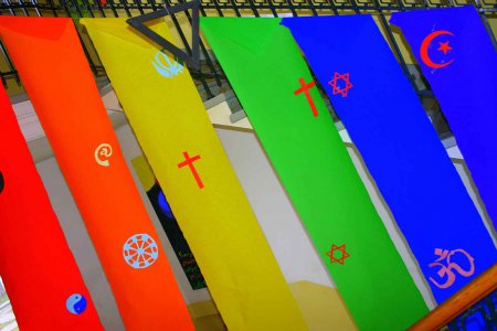 &quot;Wir setzen öffentlich Zeichen gegen Homo-, Bi- und Transphobie – und kämpfen in unseren Religionsgemeinschaften für ein Ende von Ablehnung und Diskriminierung&quot;, schreiben die Vertreter der Initiative Religions for Equality. Foto: wikimedia/KHLint/cc by s