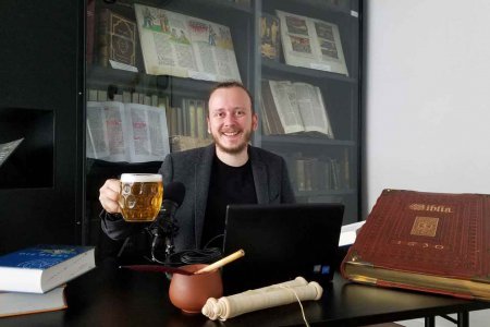 Durch den Quizabend führt der evangelische Theologe Stefan Haider. Foto: Bibelzentrum.