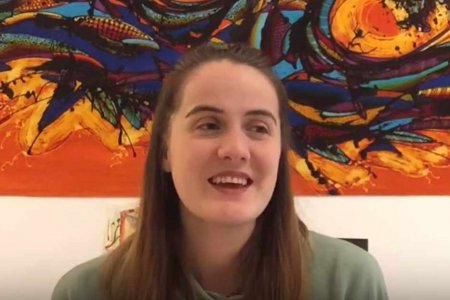 „Es gibt nichts besseres als die strahlenden Augen der Kinder, wenn du ihnen eine Geschichte erzählst, die sie interessiert“, sagt Sophie Ortner. Foto: Youtube