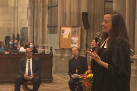 Feierte gemeinsam mit der Gemeinde in der Votivkirche und im Stream: Die Schwechater evangelische Pfarrerin Alexandra Battenberg. Foto: YouTube/Screenshot