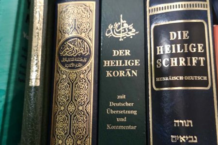 &quot;In allen drei großen monotheistischen Religionen ist das Buch ein zentraler Anker des Glaubens. Die Heiligen Schriften werden geehrt. Niemand sollte leichtfertig mit ihnen umgehen.&quot; Foto: Thomas Schmiedinger