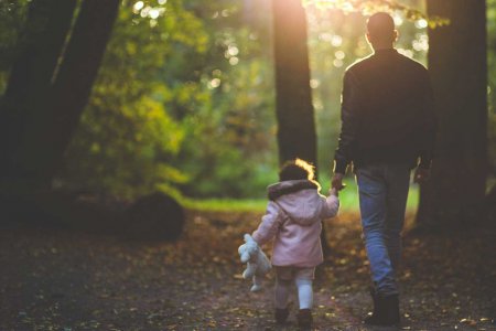 "Jedes Kind braucht Engel in Form von Menschen, die es bedingungslos annehmen. Die es an der Hand nehmen, es trösten, ihm Geborgenheit, Wärme und Sicherheit geben." Foto: pixnio "Jedes Kind braucht Engel in Form von Menschen, die es bedingungslos annehmen. Die es an der Hand nehmen, es trösten, ihm Geborgenheit, Wärme und Sicherheit geben." Foto: pixnio