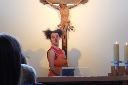 &quot;Gott fordert nicht, dass Menschen perfekt sind, aber ihre Begabungen und Eigenschaften sollen sie nicht verkümmern lassen, sondern entwickeln, nützen und zur Entfaltung bringen.&quot; - So wie die Wiener Clownin Rossa, hier im Einsatz in der Weinberkirche.