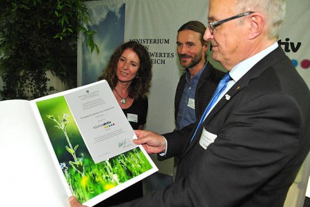Freuen sich über die "klimaaktiv"-Auszeichnung: (v.l.) Andrea Sölkner (Kirchenrätin für Kirchenentwicklung), Pfarrer Norman Tendis ("Wirtschaft im Dienst des Lebens") und Bischof Michael Bünker. (c) epd/M. Uschmann Bischof Michael Bünker hält die Klimaaktiv-Urkunde in der Hand, neben ihm stehen Sölkner (Kirchenrätin für Kirchenentwicklung) und Pfarrer Norman Tendis ("Wirtschaft im Dienst des Lebens")