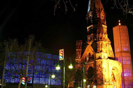 Ein Sattelschlepper ist am Montagabend in den Weihnachtsmarkt nahe der Kaiser-Wilhelm-Gedächtniskirche (Bild) in Berlin gerast. Bei dem mutmaßlichen Anschlag starben 12 Menschen. (Foto: wikimedia)