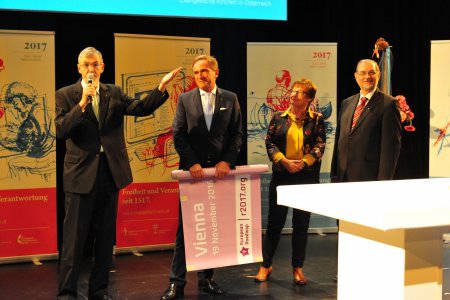 Superintendent Hansjörg Lein (mit Mikrofon) stellt die Station Wien auf dem Europäischen Stationenweg vor (c) epd/M. Uschmann
