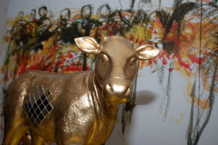 Das goldene Kalb von Bettina Hannsz. (c) M. Schomaker Skulptur des golden Kalbs schaut direkt in die Kamera