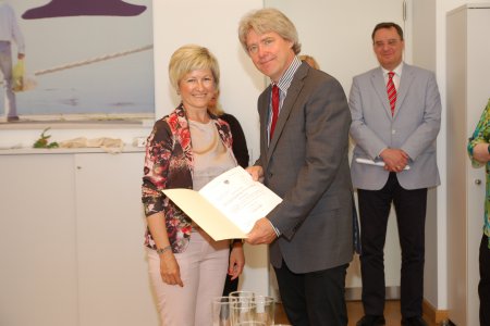 Lars Amann erhält eine Urkunde von Eva Schantl-Wurz.