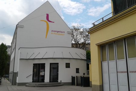 Die 10-Quadratmeter-Regelung in Gottesdiensten muss auf Grund der positiven Entwicklungen nicht weiter aufrechterhalten werden. Im Bild: die evangelische Kirche in Floridsdorf. Foto: Pfarrgemeinde Floridsdorf