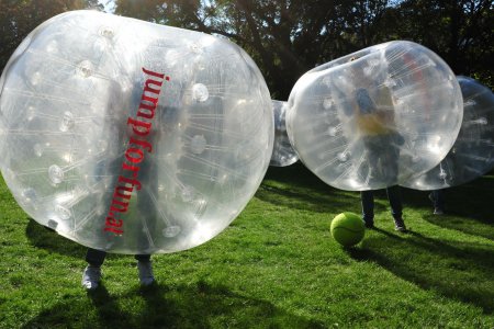 Fußballspielen einmal anders - einer von vielen Höhepunkten am Wiener Rathausplatz. Foto: epd/M. Uschmann 