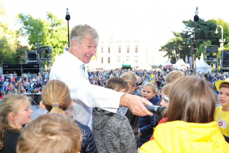 Der deutsche Kinderliedermacher Reinhard Horn brachte einen Kinderchor zum Mitmachen auf die Bühne. Foto: epd/M. Uschmann 