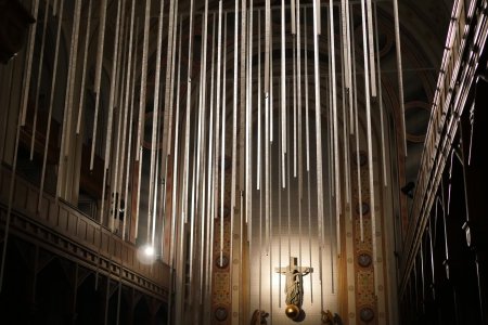 Betritt man die Kirche bei Dunkelheit, werden die Bänder durch eine Videoprojektion bespielt und die Schrift wird deutlich sichtbar.