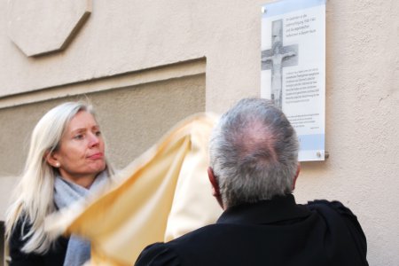 Kuratorin Mag. Tanja Dietrich-Hübner und Gemeindepfarrer Mag. Harald Geschl enthüllen die Gedenktafel.