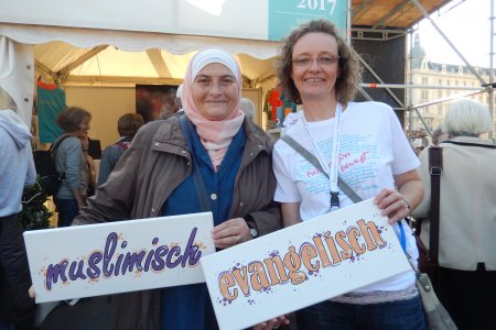Die Foto-Aktion im Wien-Zelt kam gut an - und setzte ein Zeichen für den Dialog der Religionen