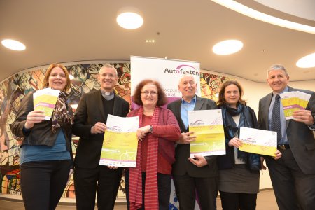  Ein Aufruf zur Beteiligung am Auto-Fasten kommt von zahlreichen Proponenten. Von links nach rechts: Nina Walter-Broskwa, Generalvikar Nikolaus Krasa, Andrea Kampelmühler, Willi Nowak, Petra Jens, Helmut Wolf. © kathbild.at / Franz Josef Rupprecht