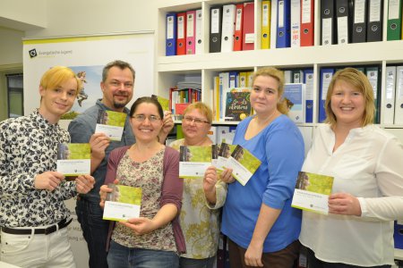 Das EJÖ-Team präsentiert die Broschüre: Lukas Strohschein, Joachim Hoffleit, Elisabeth Löbl, Constanze Herndler-Berka, Susanne Hammerl und Jugendpfarrerin Petra Grünfelder (es fehlt Nicole Dungl).