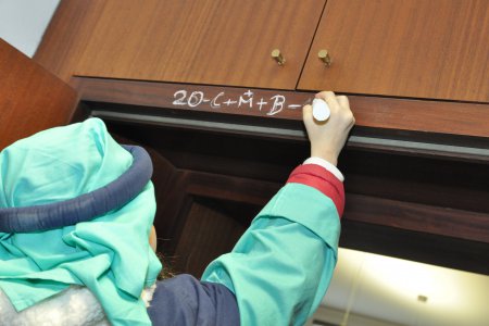 Sophia schreibt die Segensbitte „20-C+M+B-14“ (Abkürzung in Latein für: &quot;Christus mansionem benedicat&quot;, übersetzt: &quot;Christus segne dieses Haus&quot;) über die Bürotür des Superintendenten