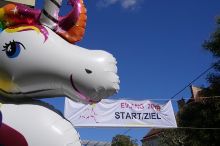 Das Einhorn lief mit - als Maskottchen einer Schüler*innen-Gruppe