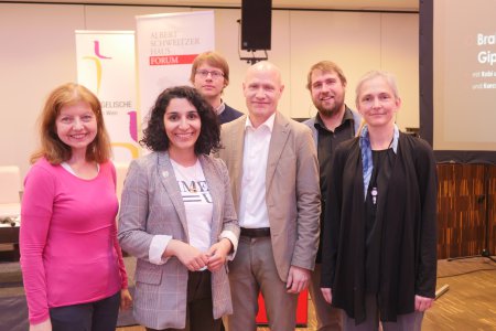 (von links) Bezirksrätin Susanne Plachy-Loco und Bezirksvorsteherin Saya Ahmad neben Superintendent Matthias Geist mit dem ASH-Forum-Team: Georg Winkler (hinten), Johannes Modeß und Sabine Chai.