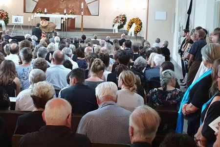 Mit Verve hat sie sich für andere eingesetzt und ist dabei fröhlich auf die Menschen und das Leben zugegangen.“ Abschied von der beliebten Pfarrerin Angelika Petritsch. Foto: epd/T. Dasek